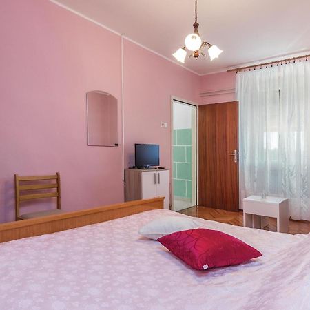 Cozy Apartment In Pican With Kitchen Extérieur photo