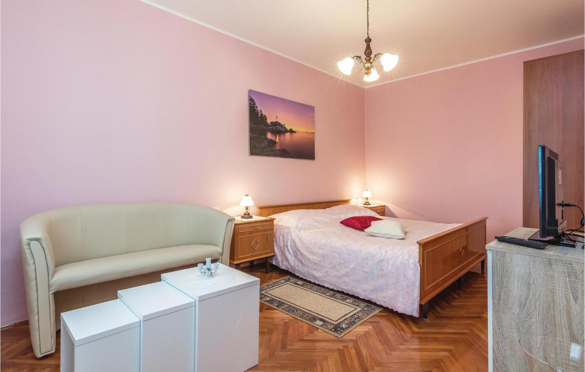Cozy Apartment In Pican With Kitchen Extérieur photo