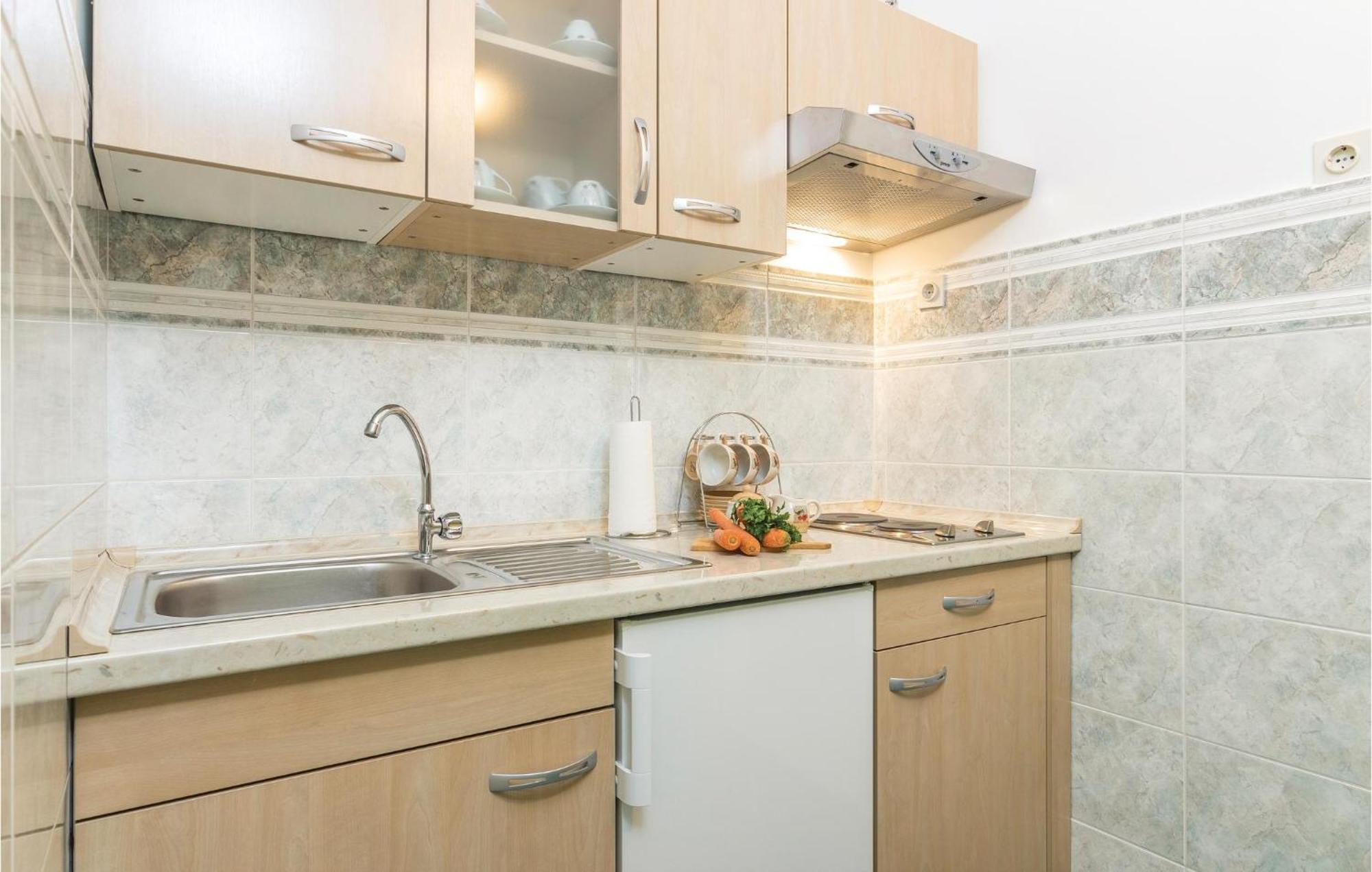 Cozy Apartment In Pican With Kitchen Extérieur photo