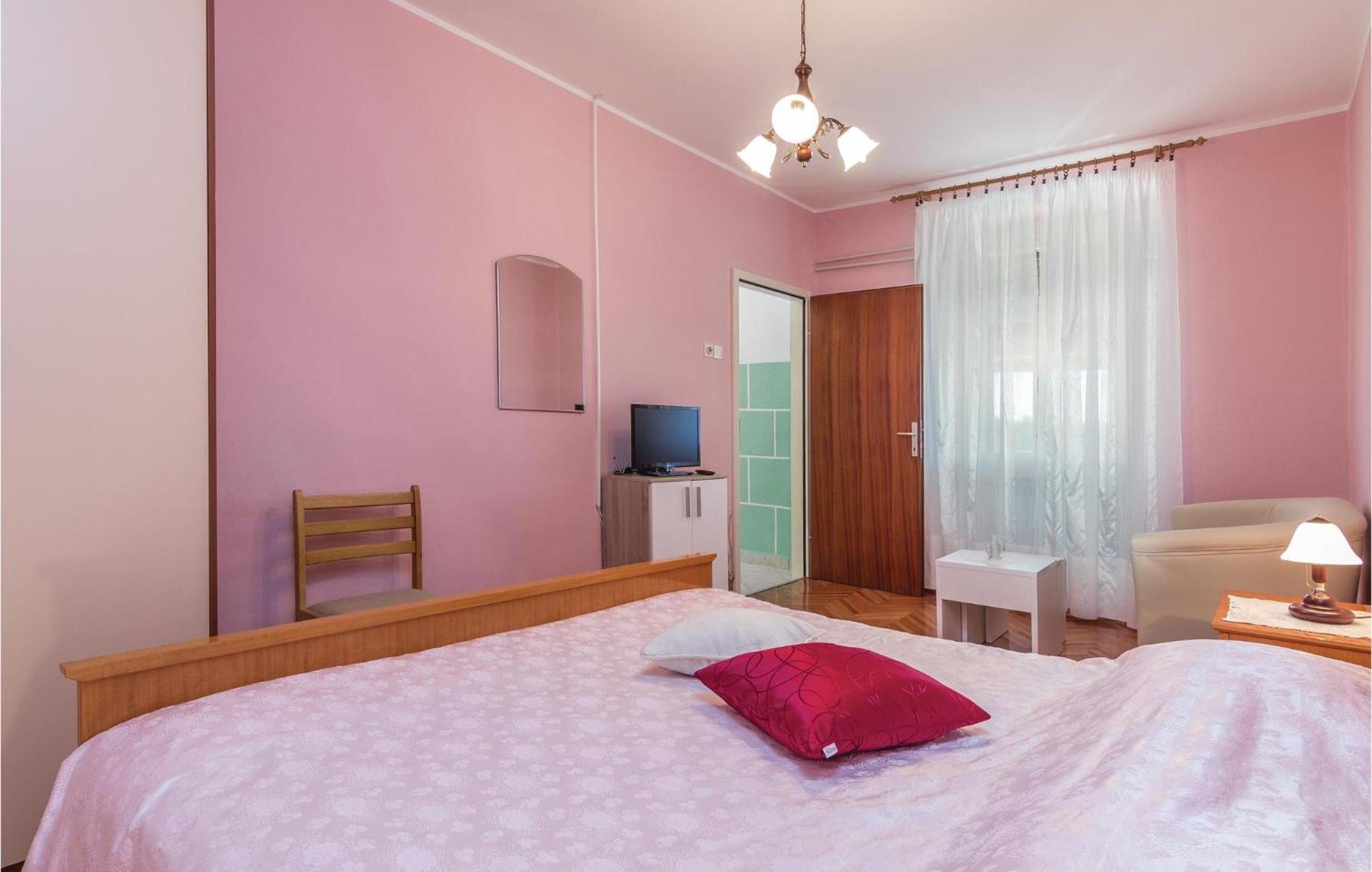 Cozy Apartment In Pican With Kitchen Extérieur photo